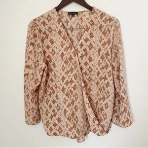 Adrianna Papell Wrap Front Blouse size Medium Mauve Pink/Beige V-neck Printed